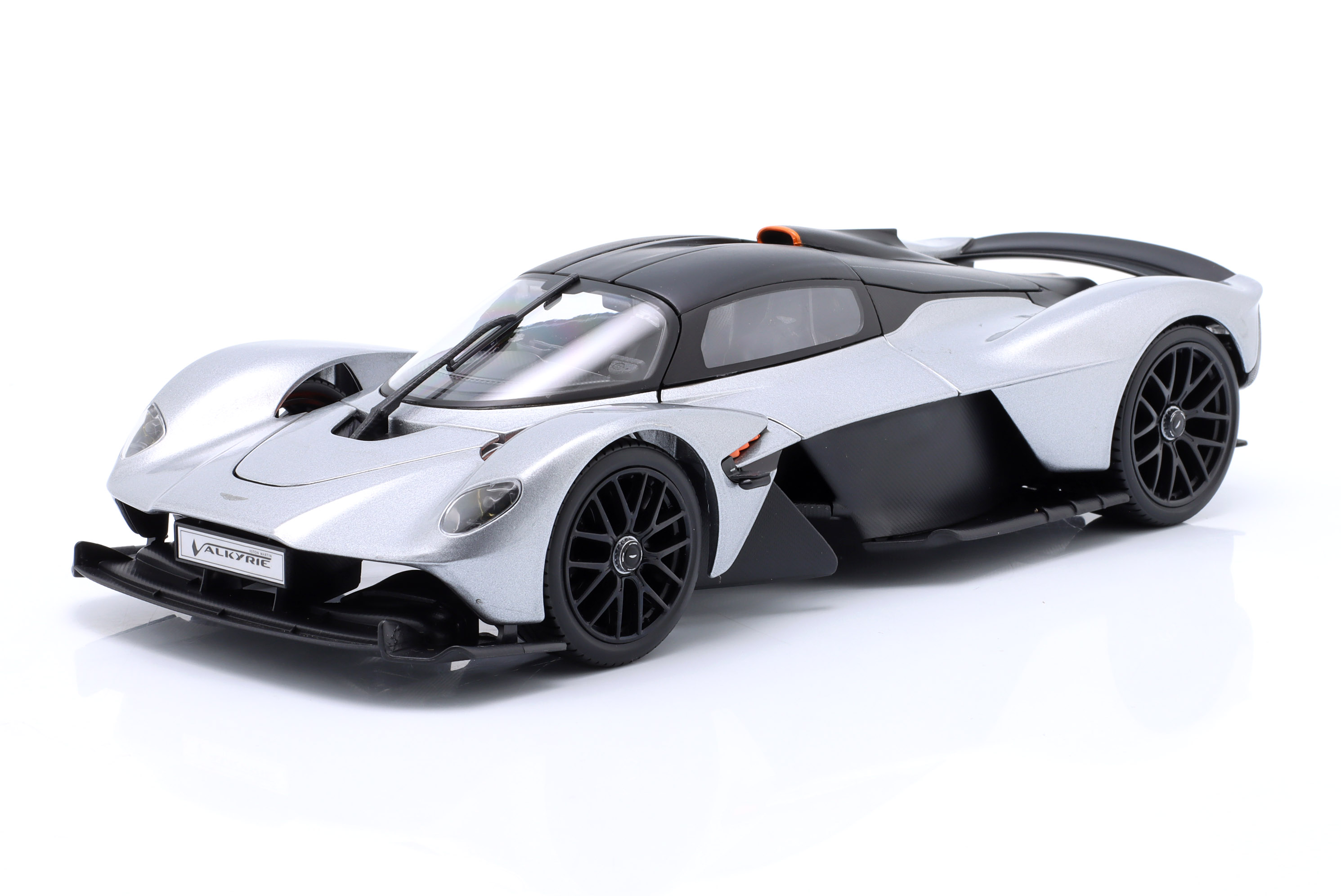 1-18-aston-marti̇n-valkyre-2