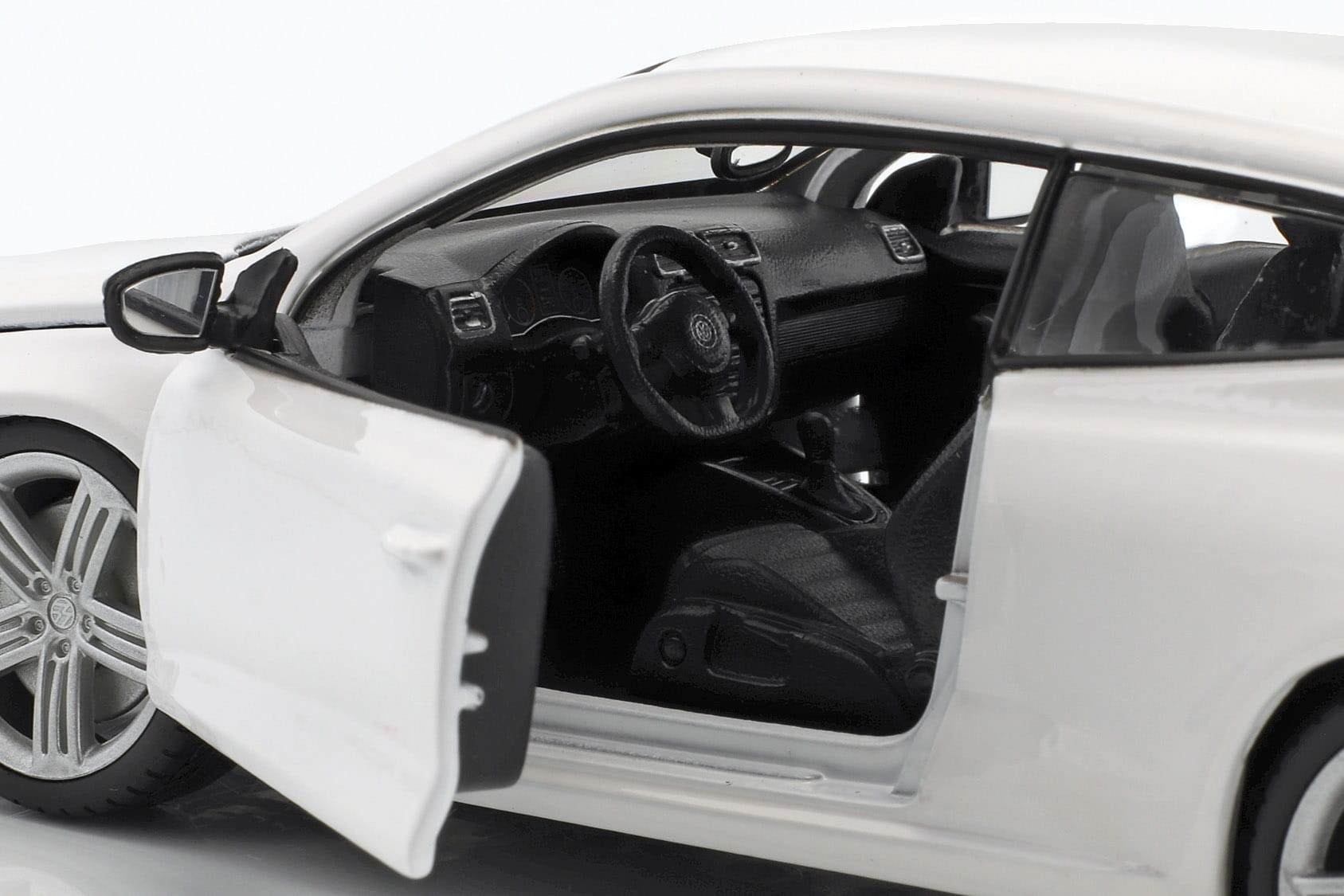 21060Wh-Volkswagen-Scriocco-R-2009-Bburago-124203