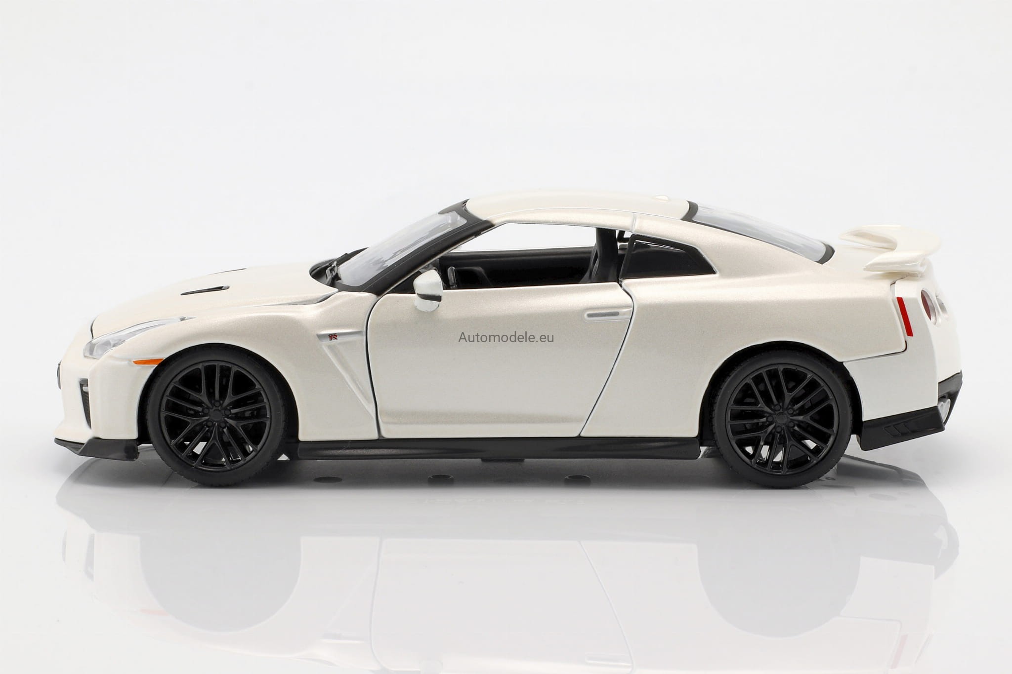 21082Wh-Nissan-GT-R-2017-Bburago-124-2-
