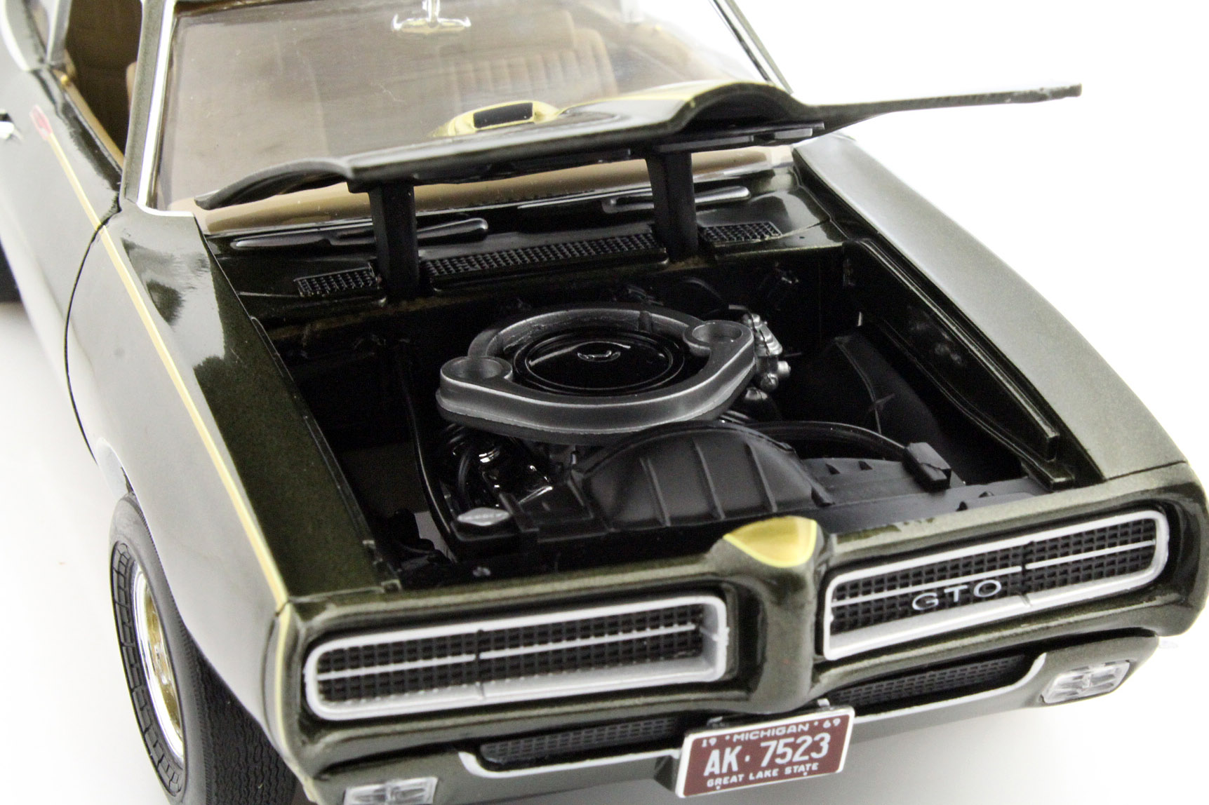 autoworld_1_18_pontiac_gto_royal_bobcat_edition_ye