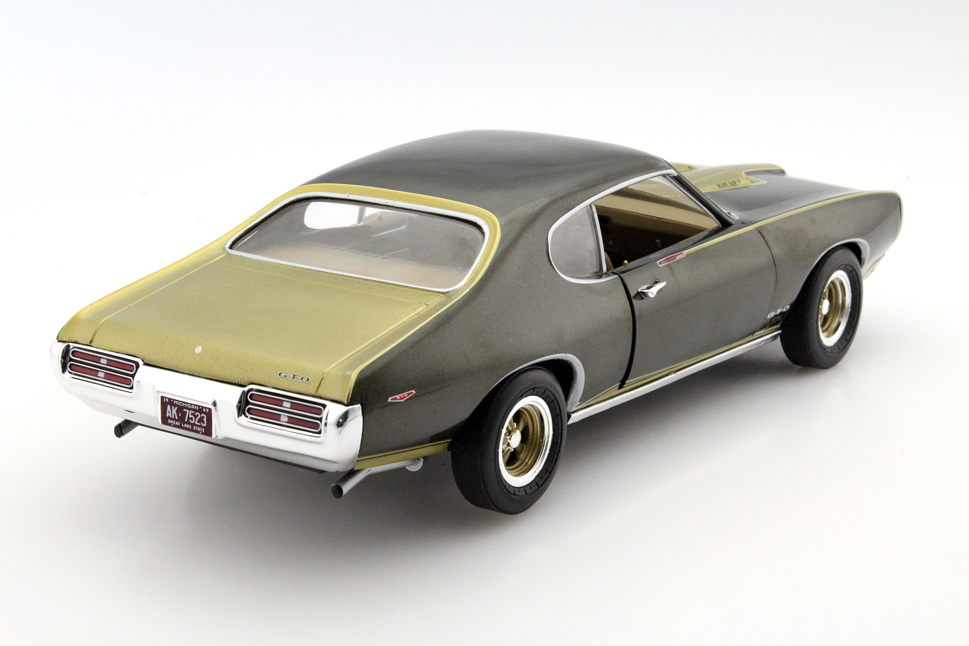 autoworld_1_18_pontiac_gto_royal_bobcat_edition_ye202