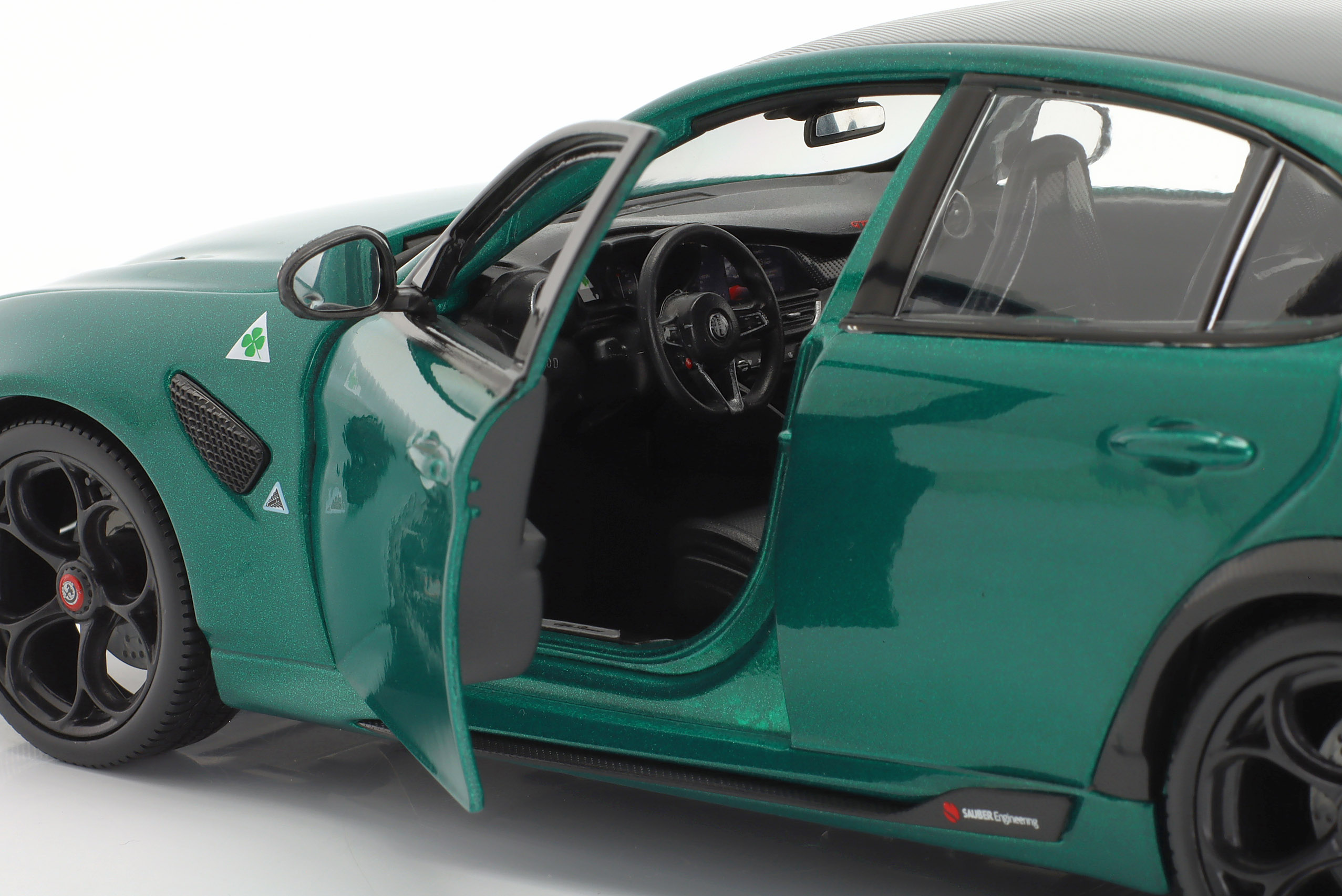 bburago_1_18_alfa_romeo_giulia_gta_year_2020_montr205