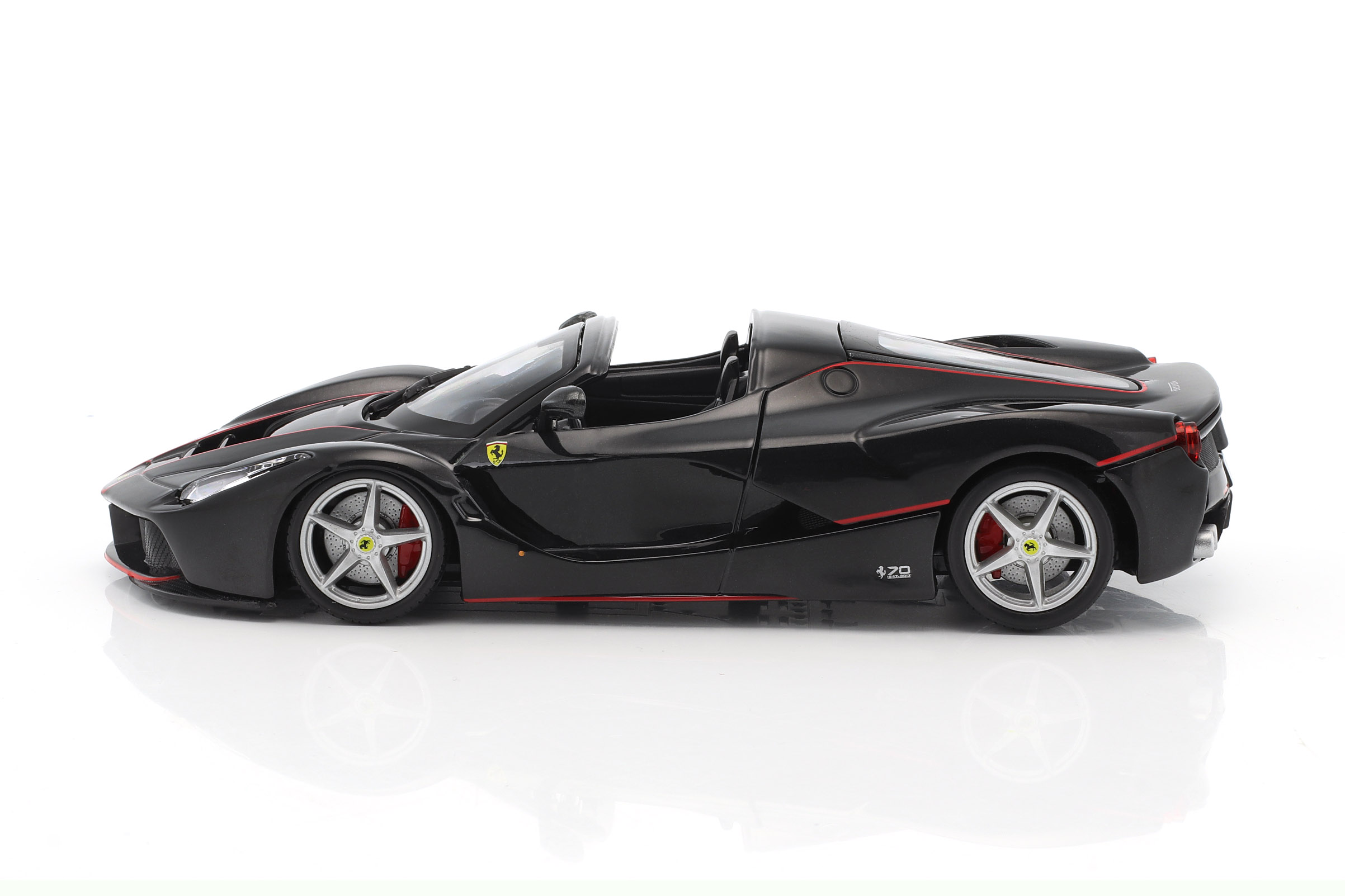 bburago_1_24_ferrari_laferrari_aperta_70th_anniver2010