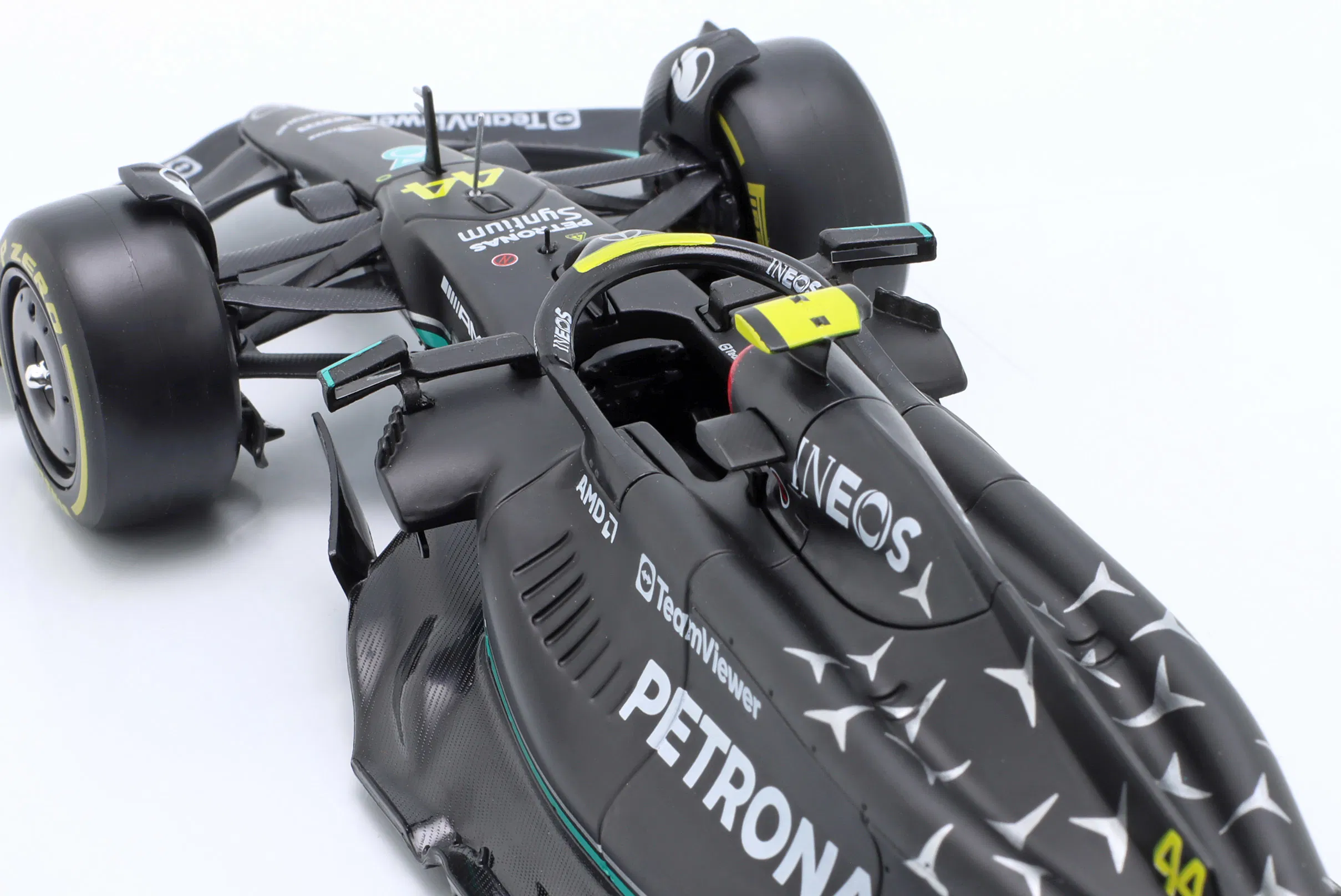 bburago_1_24_lewis_hamilton_mercedes_amg_f1_w14_no203