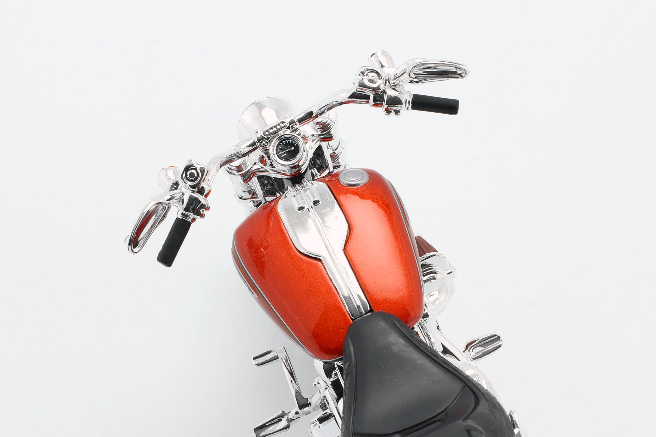 maisto_1_12_harley_davidson_cvo_breakout_year_2014203