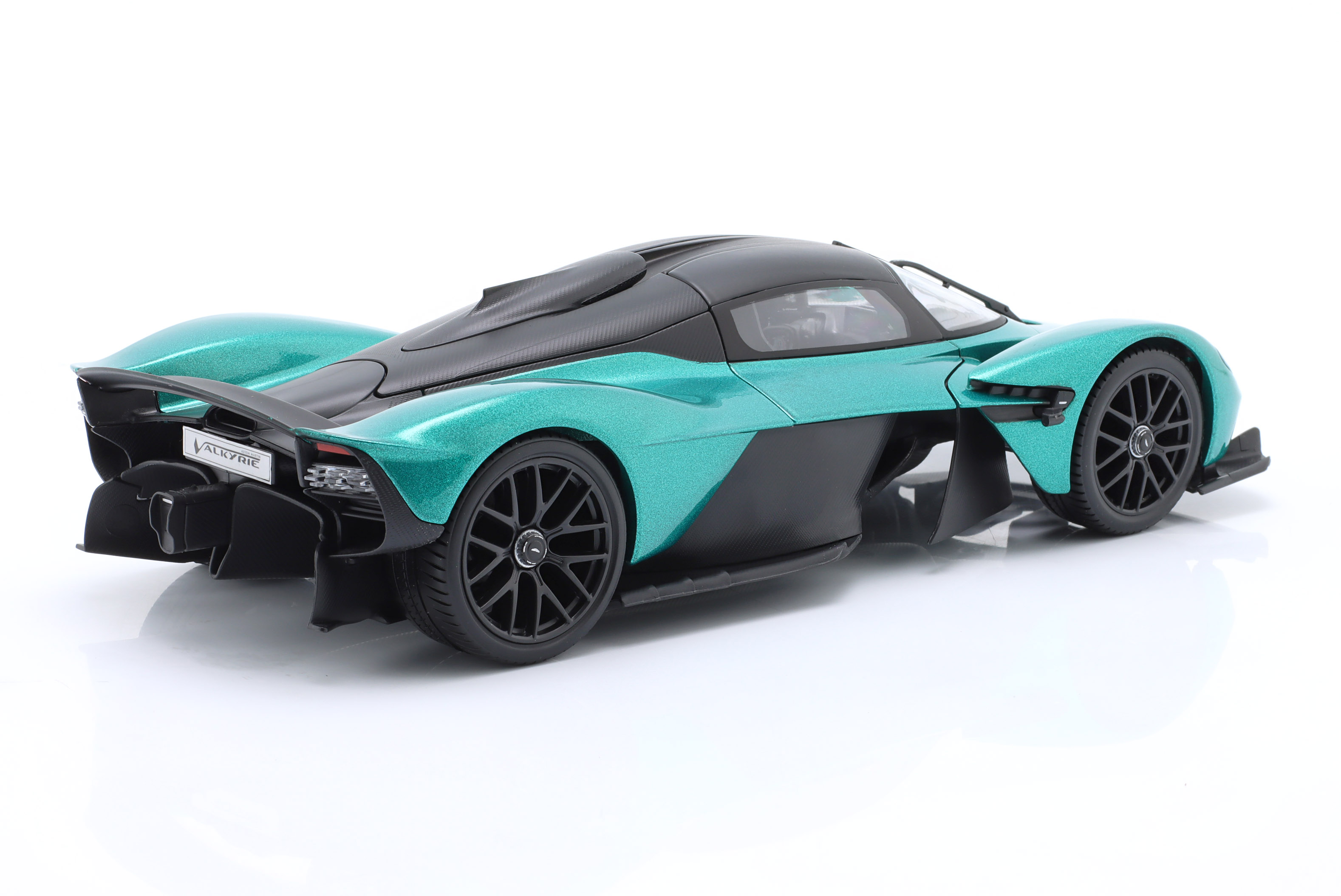 maisto_1_18_aston_martin_valkyrie_year_2022_green_201