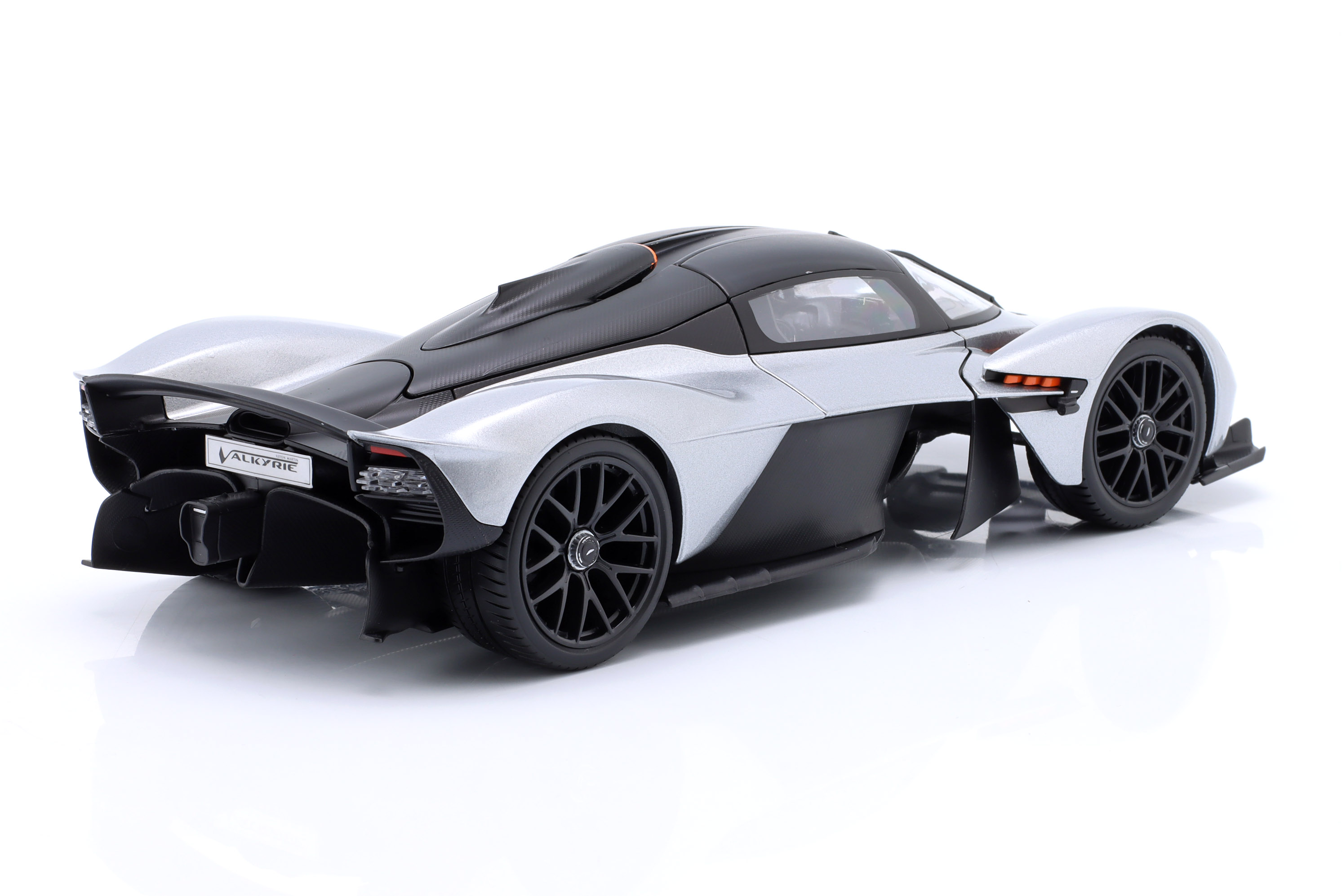 maisto_1_18_aston_martin_valkyrie_year_2022_silver201