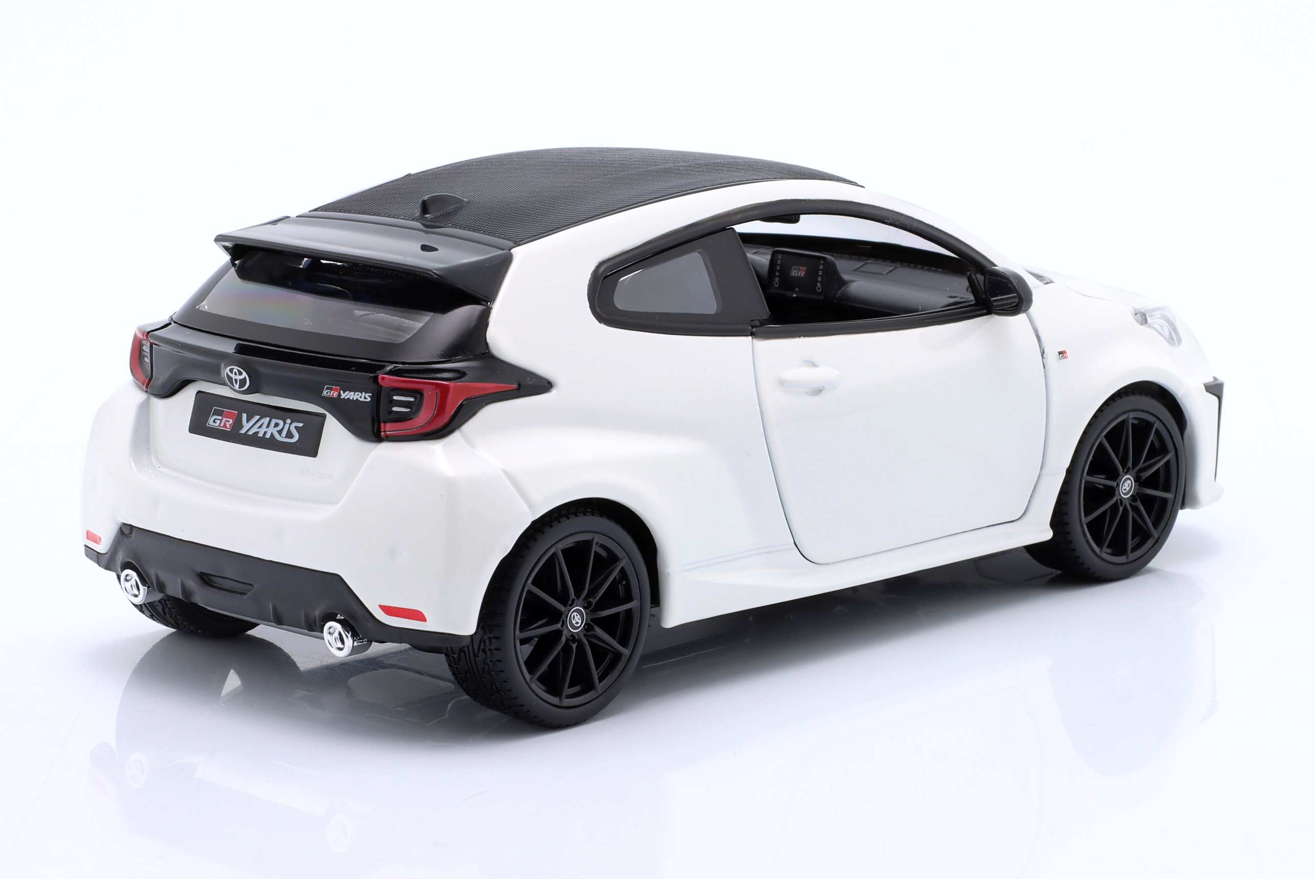 maisto_1_24_toyota_gr_yaris_year_2021_white_32909_202