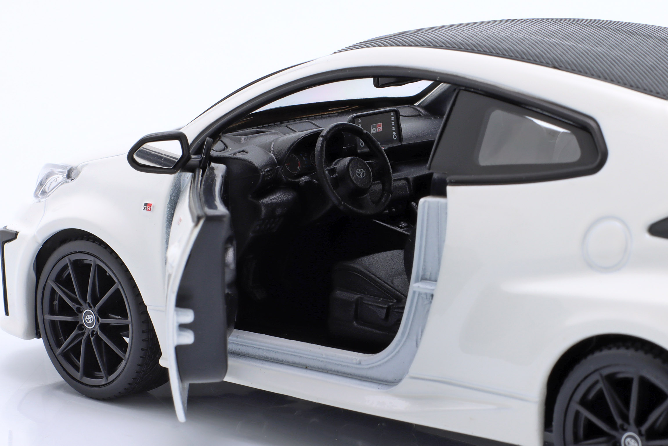 maisto_1_24_toyota_gr_yaris_year_2021_white_32909_203