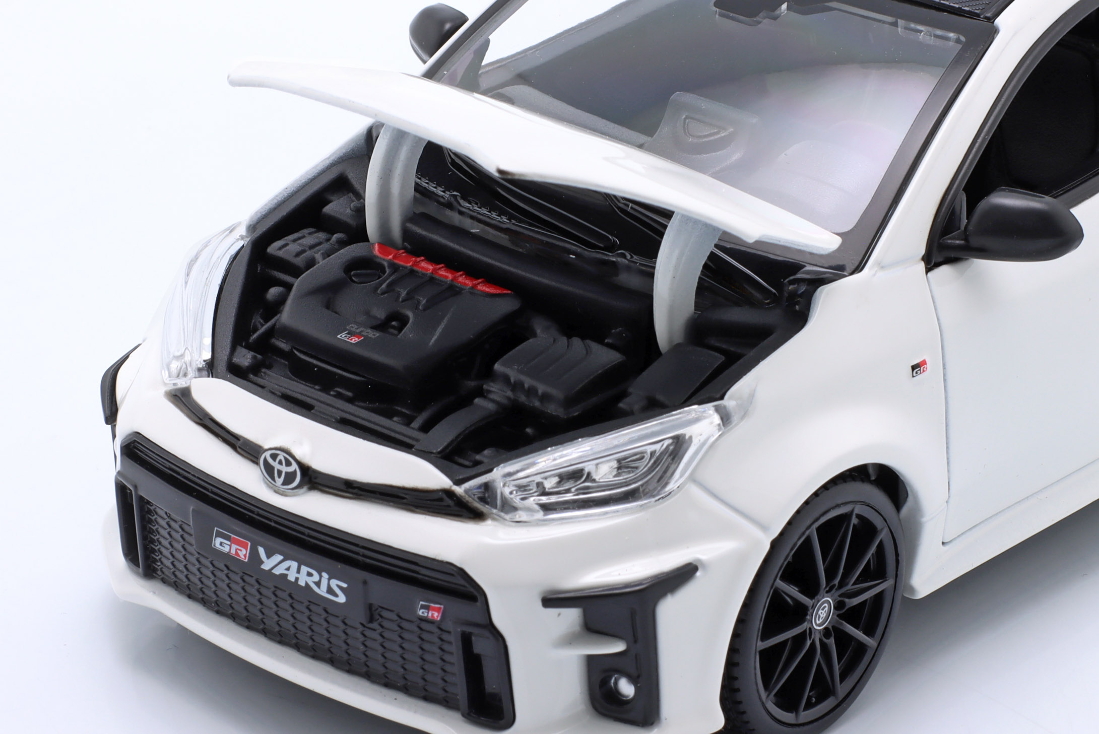 maisto_1_24_toyota_gr_yaris_year_2021_white_32909_204