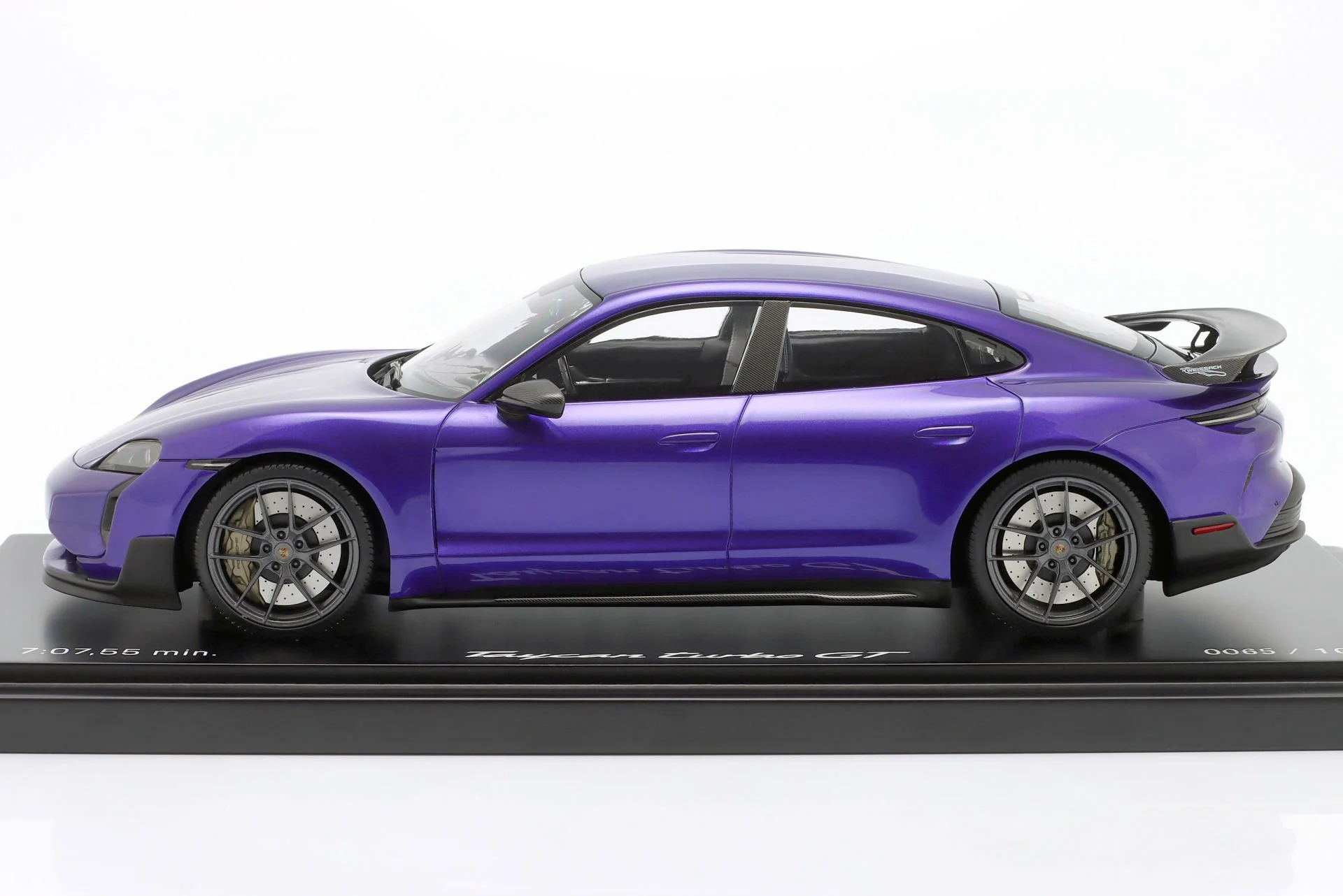 minichamps-1-18-porsche-taycan-turbo-gt-with-weiss-4