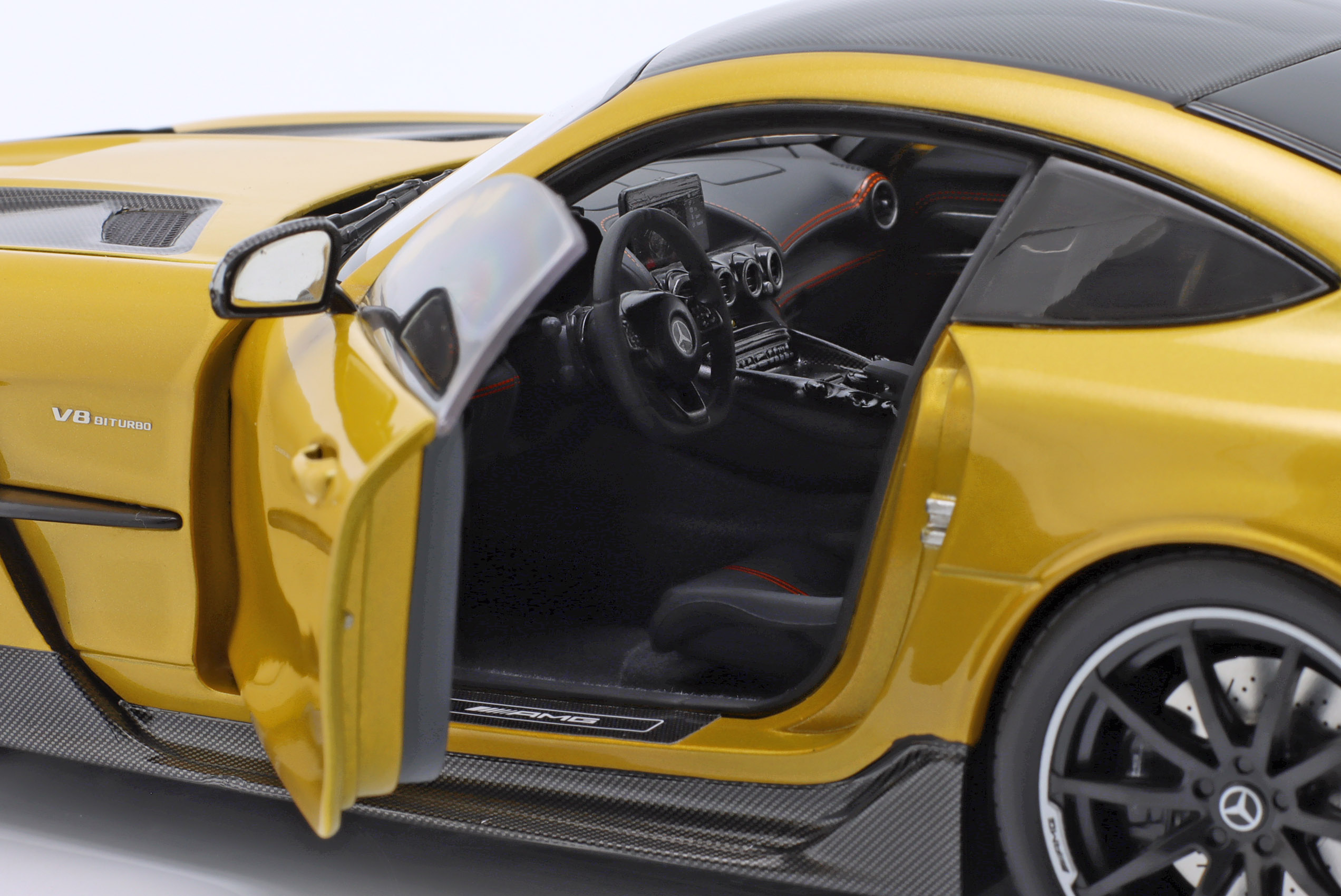 minichamps_1_18_mercedes_benz_amg_gt_black_series_203