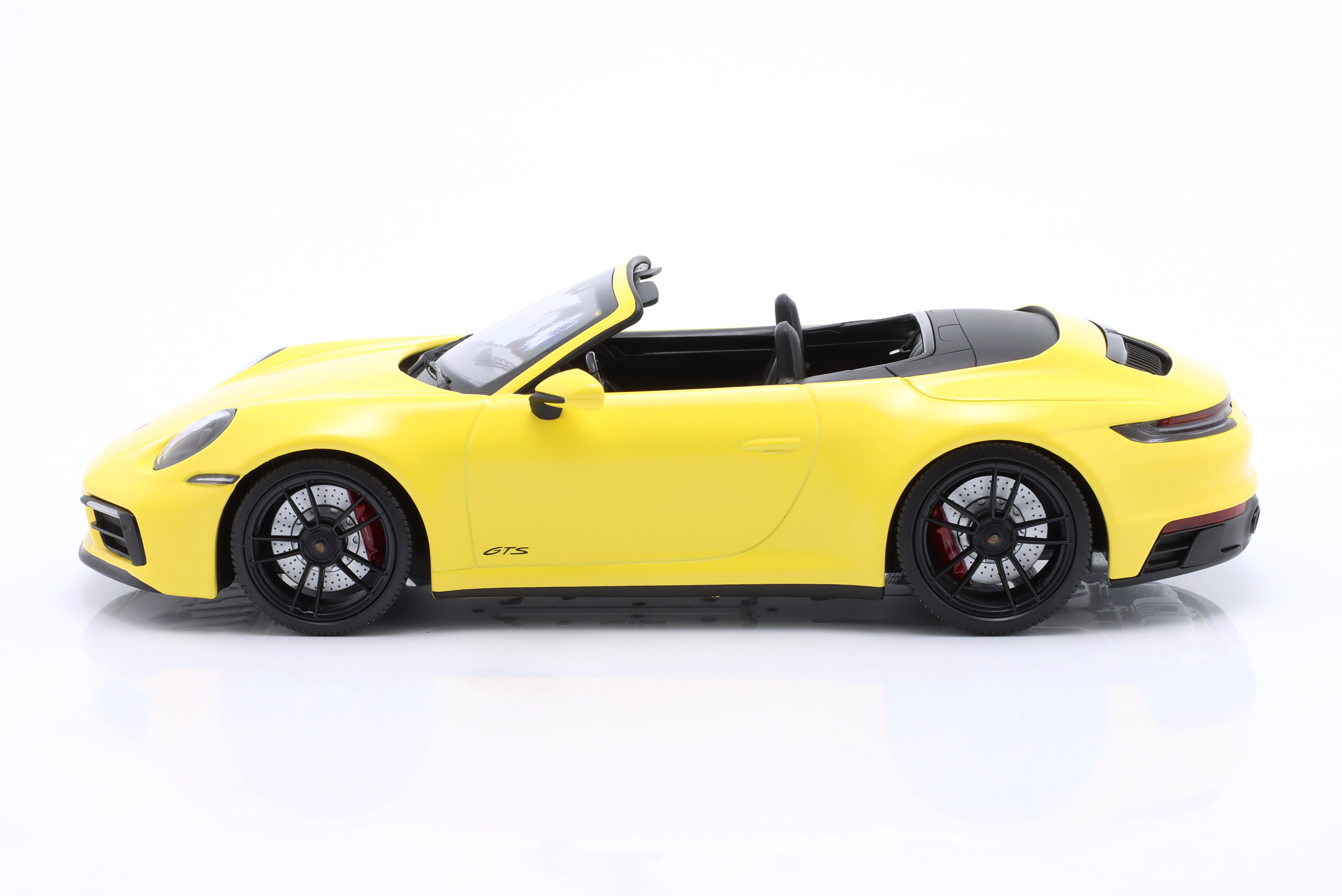 minichamps_1_18_porsche_911_carrera_4_gts_converti201