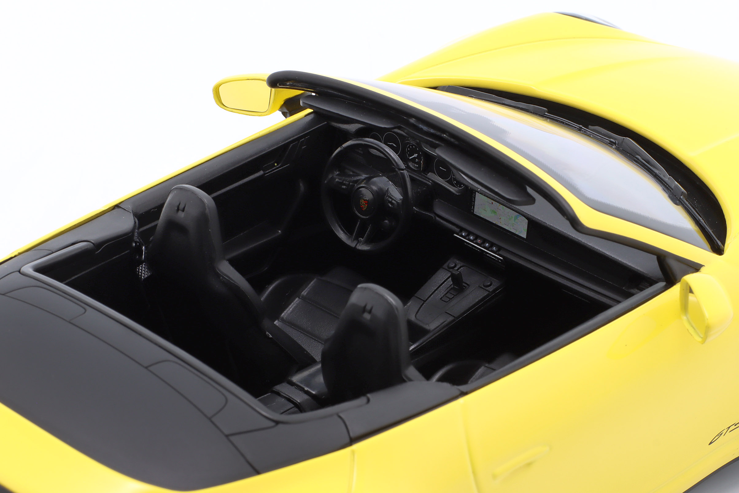 minichamps_1_18_porsche_911_carrera_4_gts_converti202