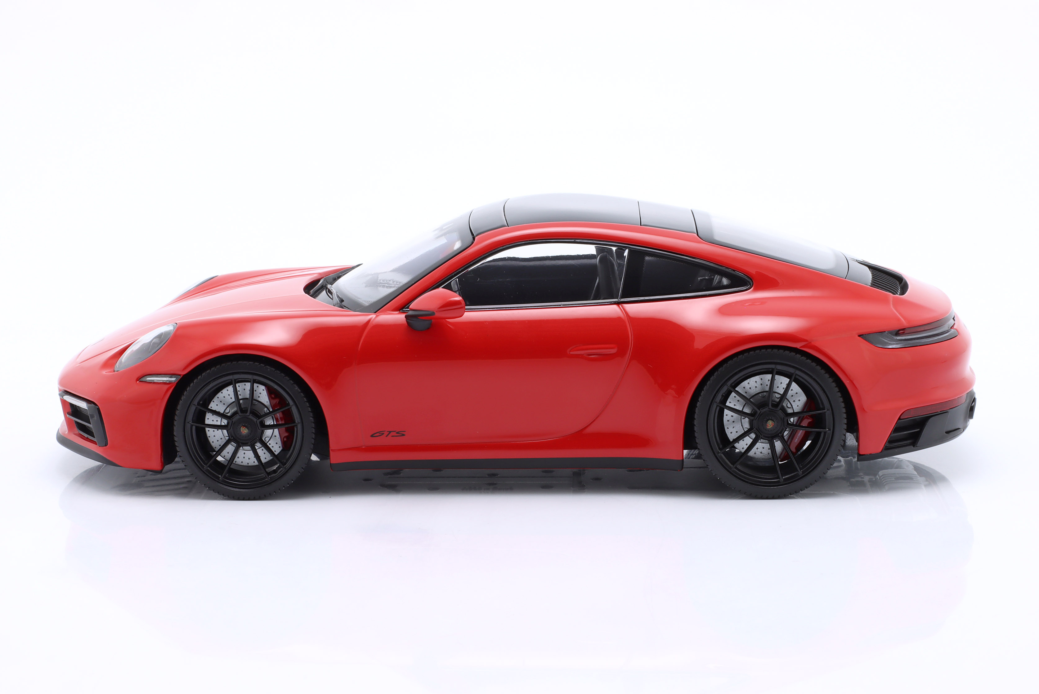 minichamps_1_18_porsche_911_carrera_4_gts_coupe_ye201