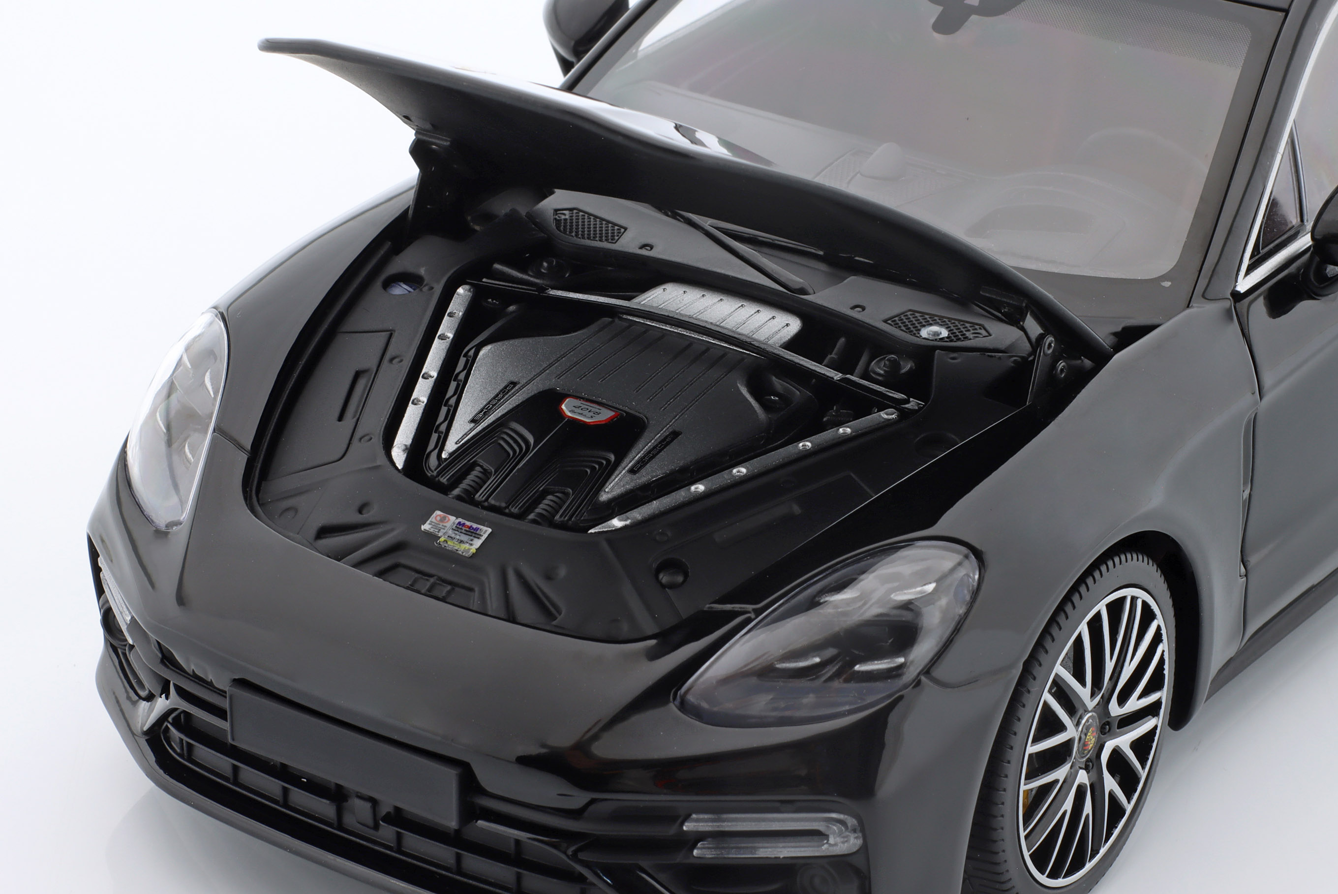minichamps_1_18_porsche_panamera_turbo_s_year_2020202