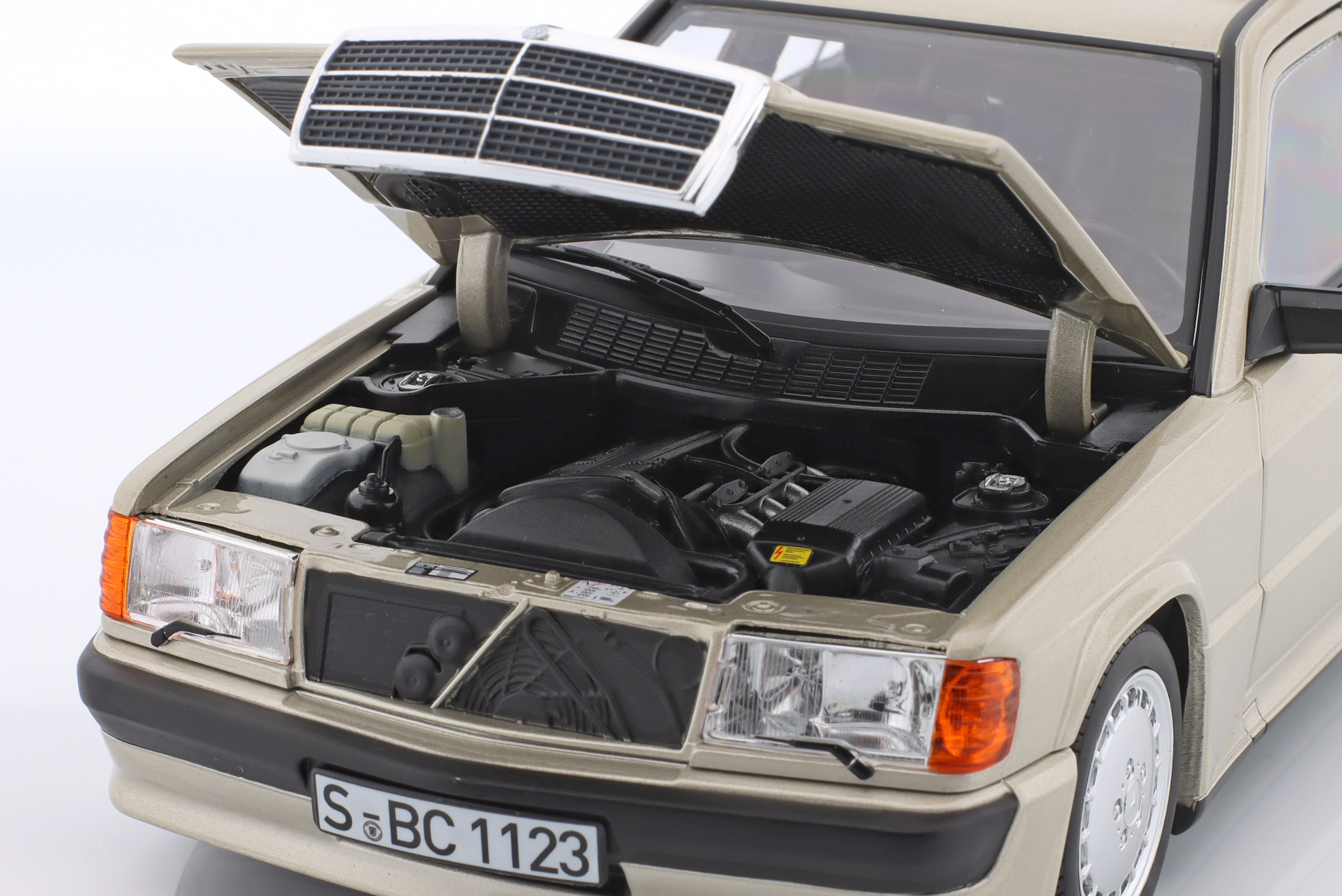 norev_1_18_mercedes_benz_190e_23_16v_year_1984_smo203