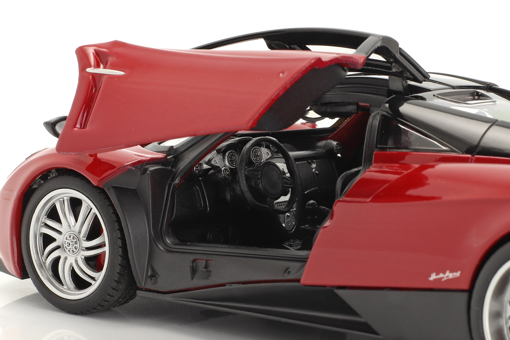 welly_1_24_pagani_huayra_red_black_24088_