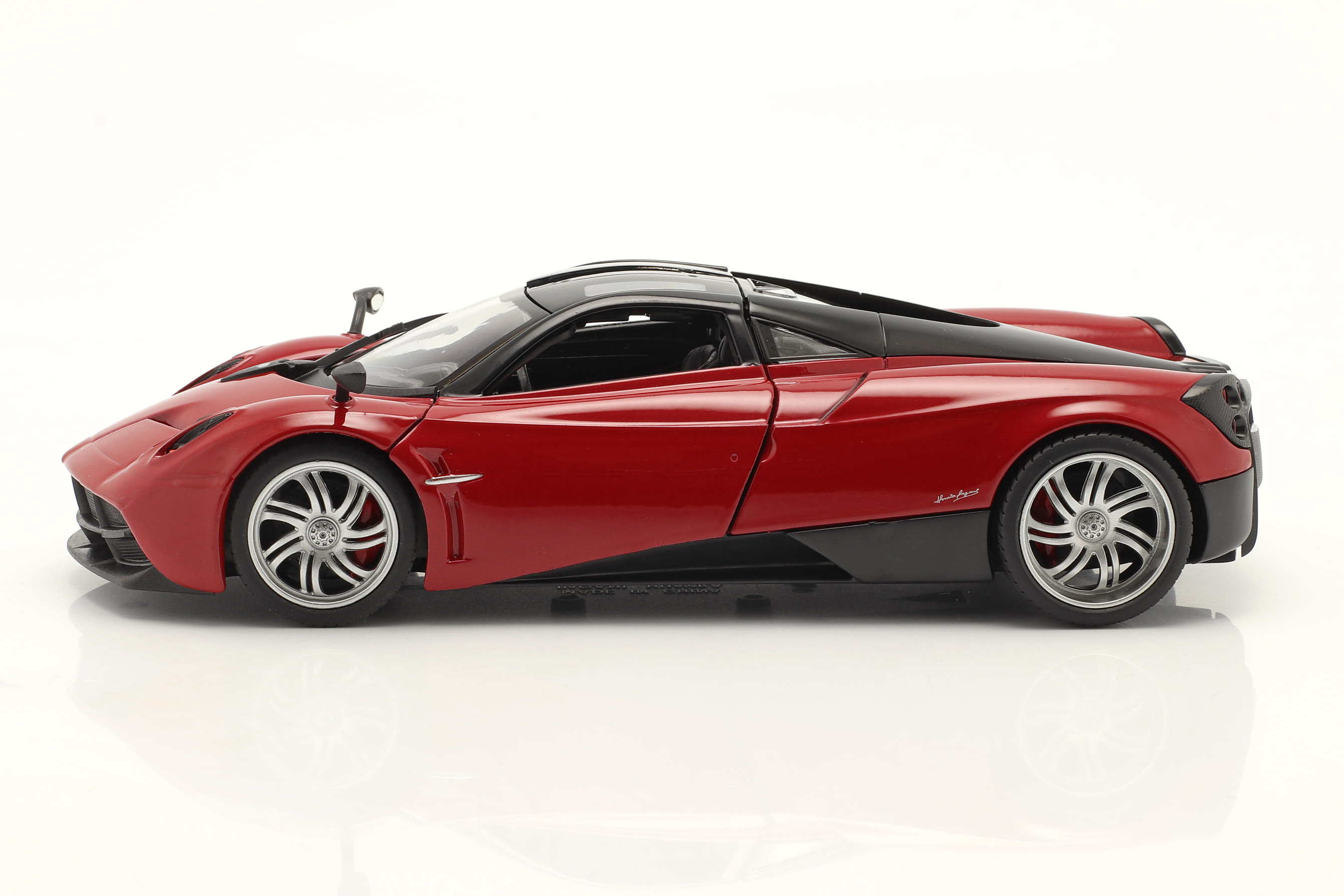 welly_1_24_pagani_huayra_red_black_24088_201