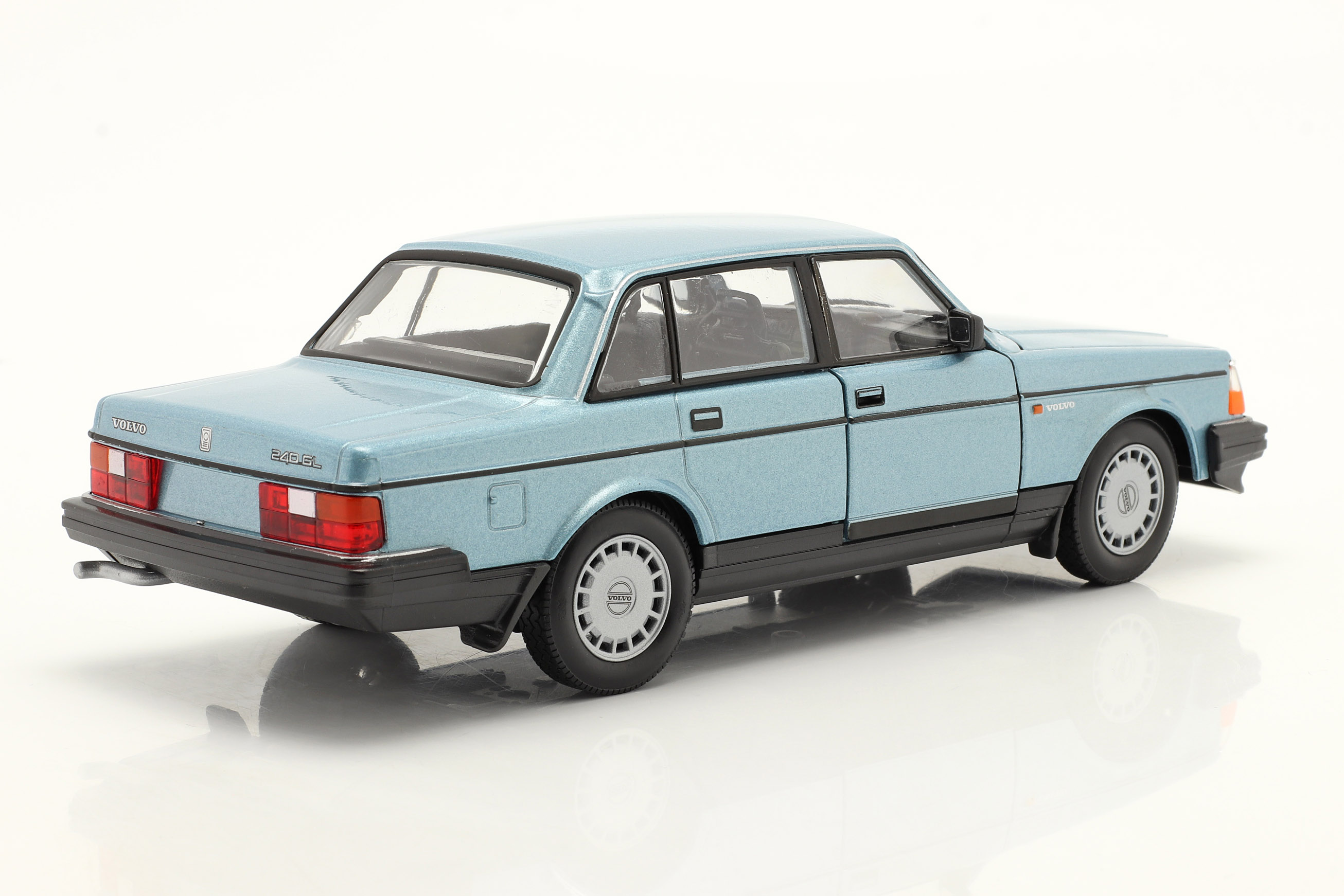 welly_1_24_volvo_240_gl_light_blue_metallic_24102_204